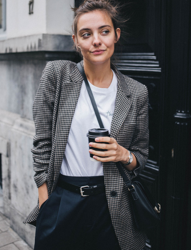 Blazer pied-de-poule + tee-shirt blanc = le bon mix