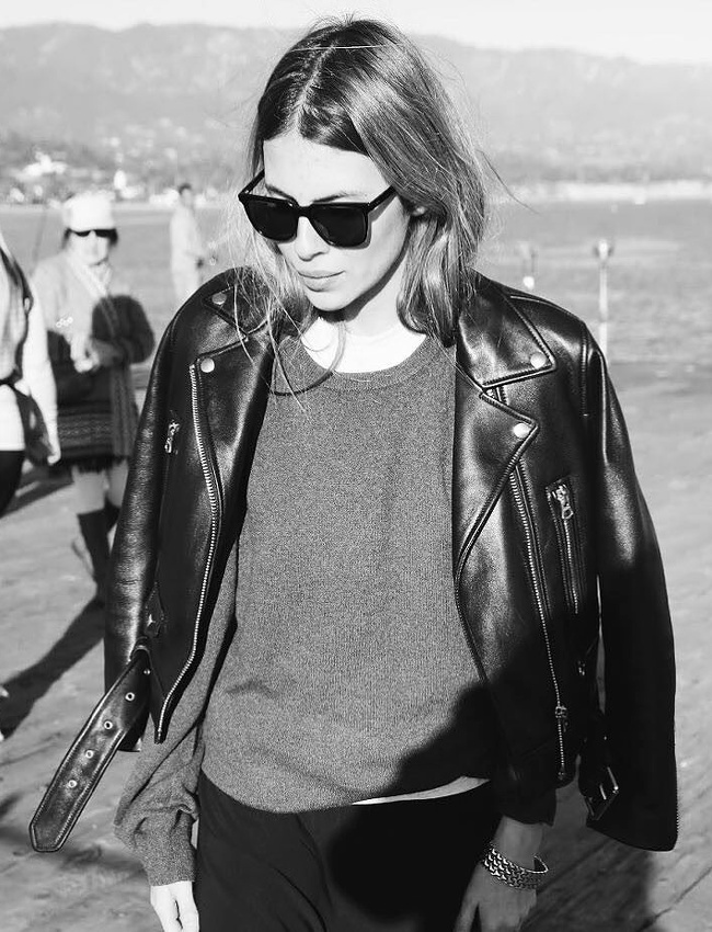 Rien de tel qu'un perfecto en cuir pour twister un simple petit pull-over !