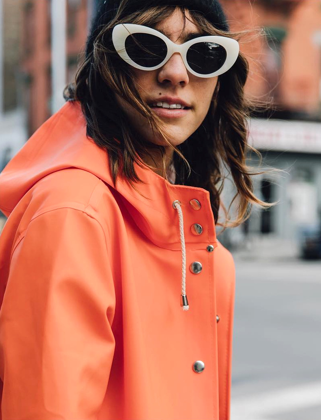 Rien de tel qu'une paire de lunettes de stars pour �gayer un imperm�able !