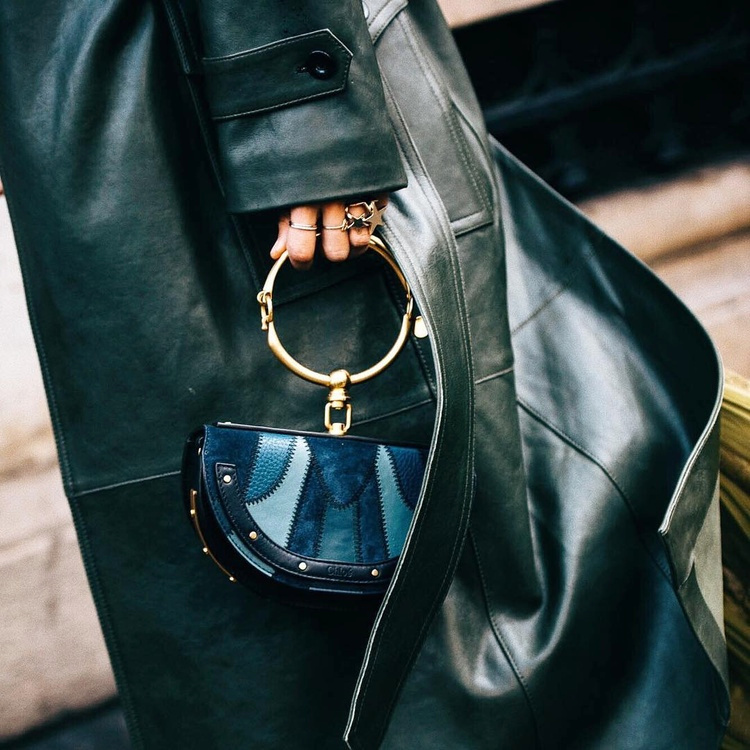 Cuir vert bouteille + puzzle de bleus = le bon mix