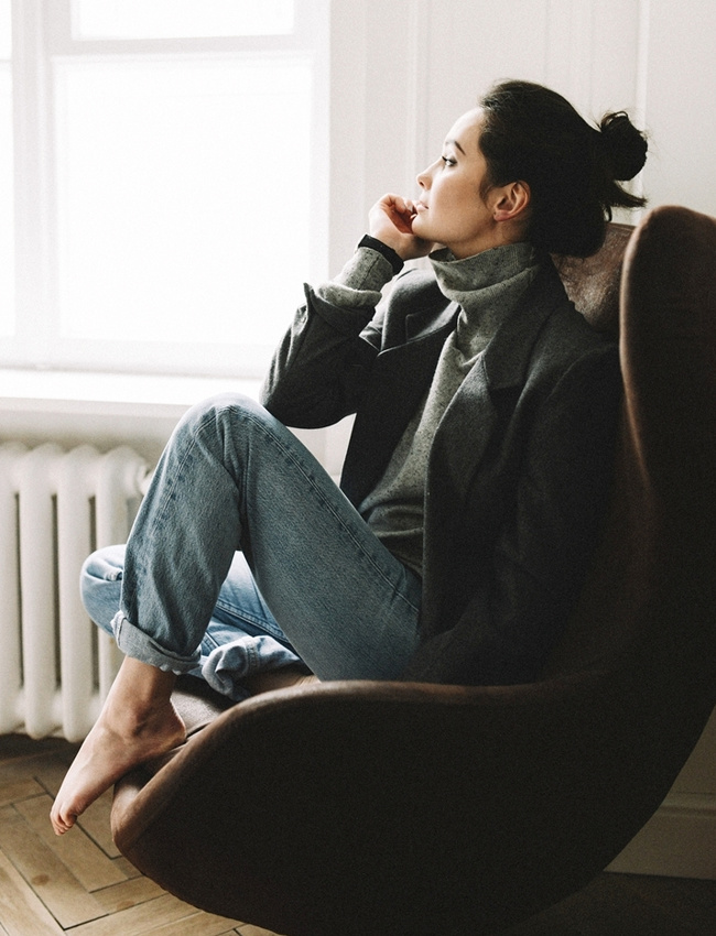 Pull col roul� port� le col d�roul� + blazer + jean d�lav� = le bon mix