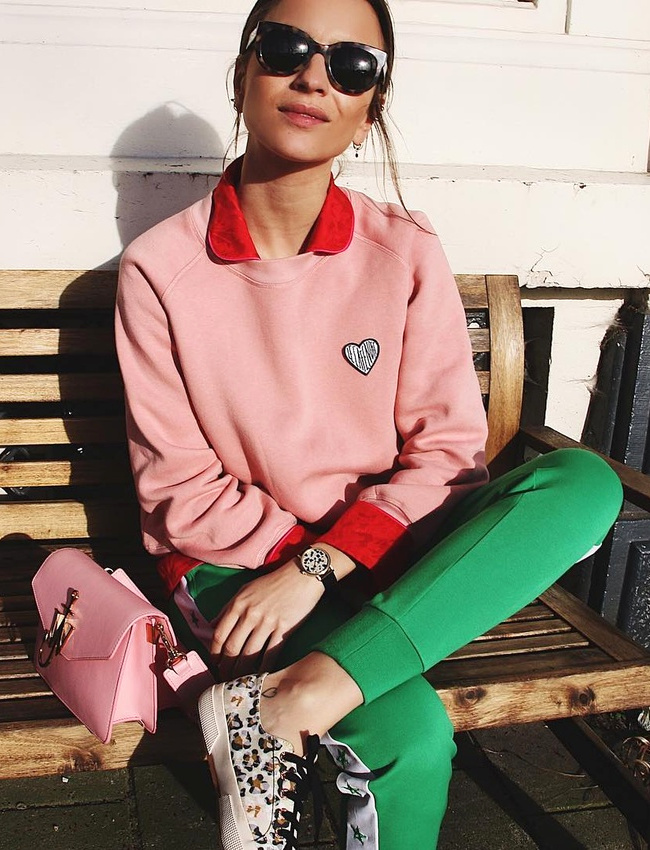 Sweat rose + chemise rouge = le bon mix