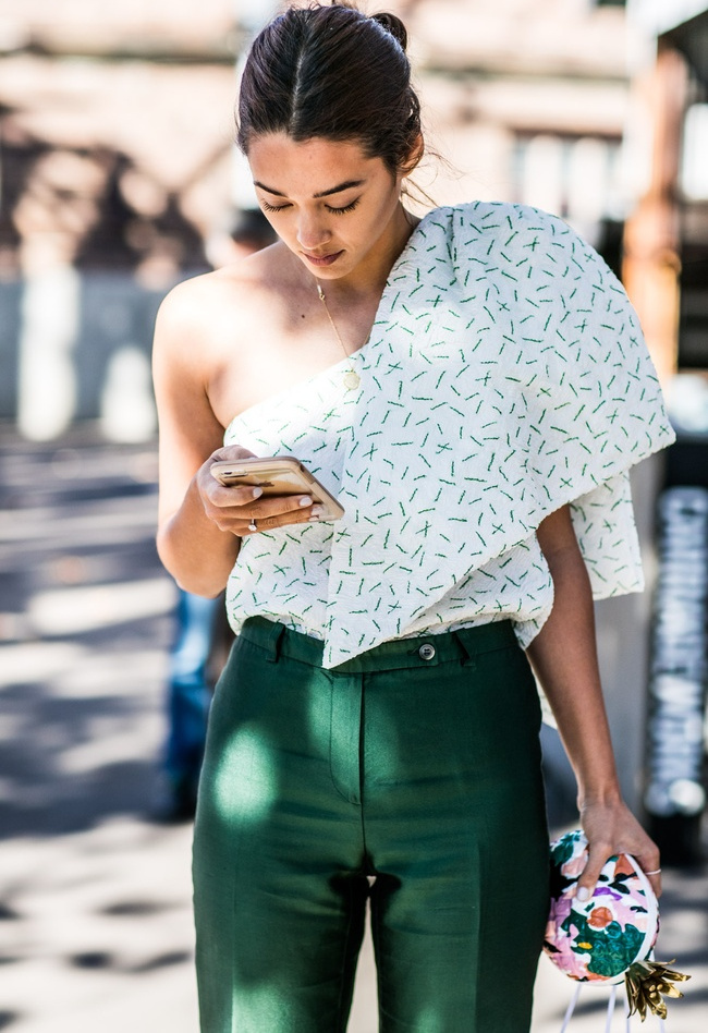 En mati�re de top asym�trique, le d�tail oversize est hautement autoris� !