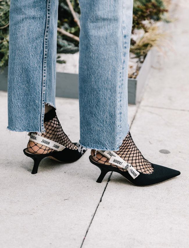 Apr�s les tennis et les mocassins, c'est au tour des escarpins de se voir adjoindre des socquettes en r�sille