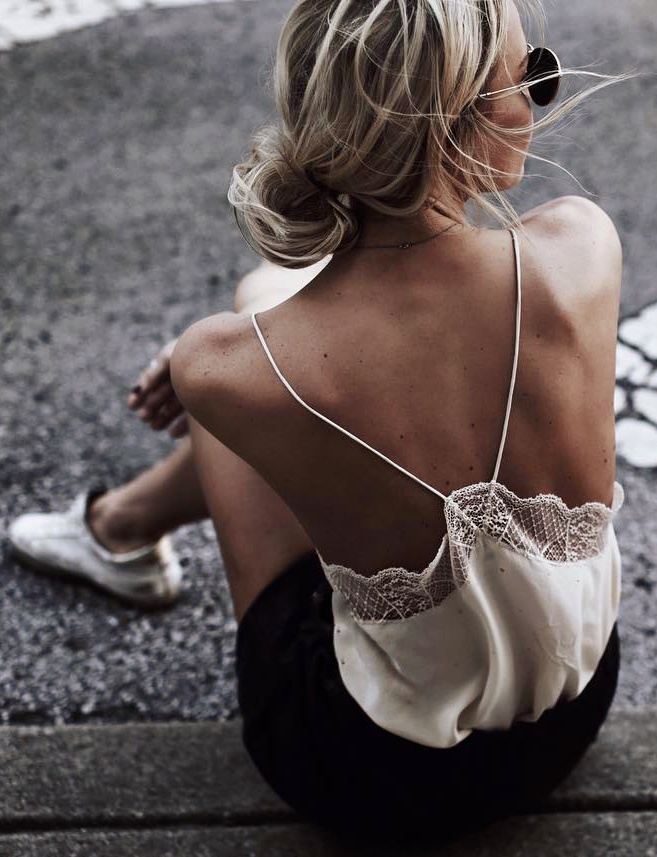 Oui au top flirtant ouvertement avec l'esprit lingerie !