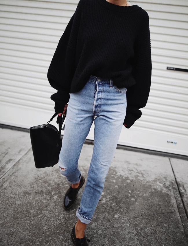 Jean clair taille haute roulott� sur la cheville + ample pull-over noir = le bon mix