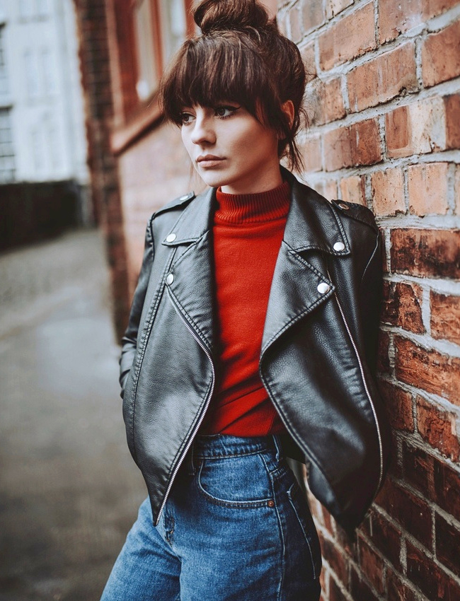 Maxi frange + chignon haut + perfecto + petit pull rouge = le bon mix