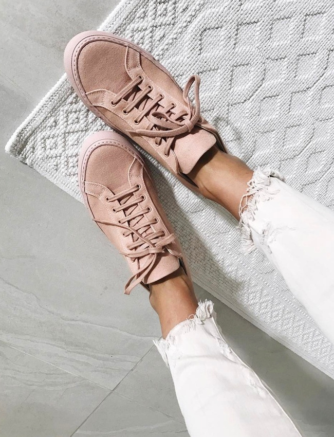 Baskets rose p�le + slim blanc raccourci = le bon mix