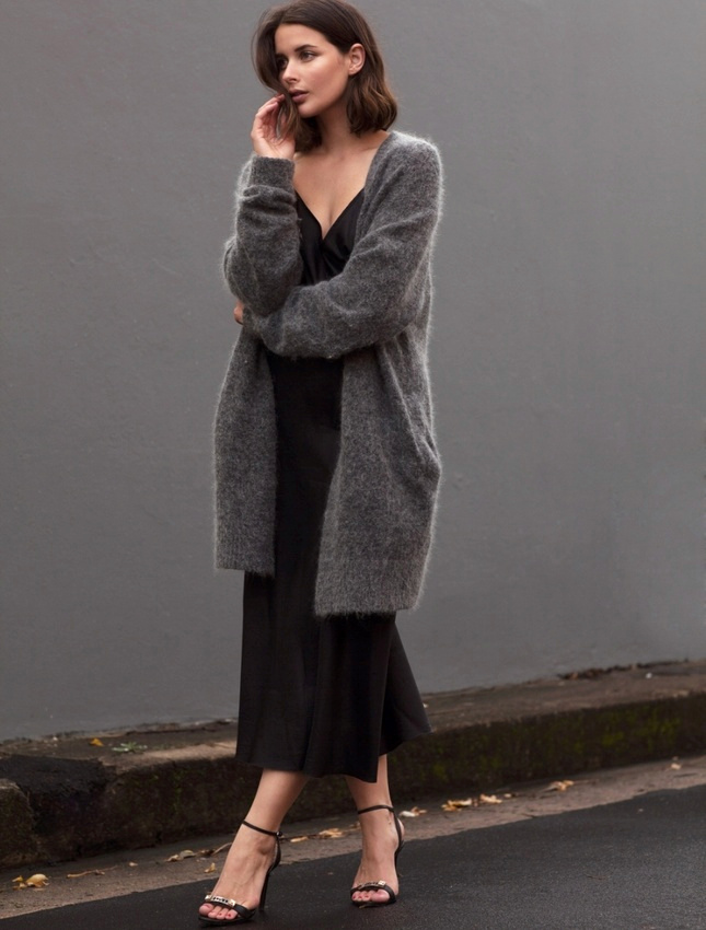 Robe du soir esprit nuisette + maxi gilet douillet = le bon mix