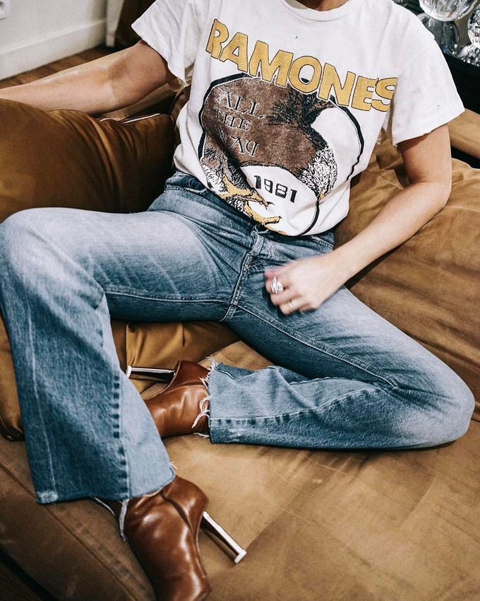 Tee-shirt vintage + jean � d�coupes = le bon mix