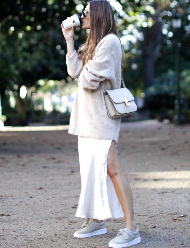 Travaill�e en cama�eu et associ�e au duo pull XL/baskets, la slip dress en soie a tout bon !