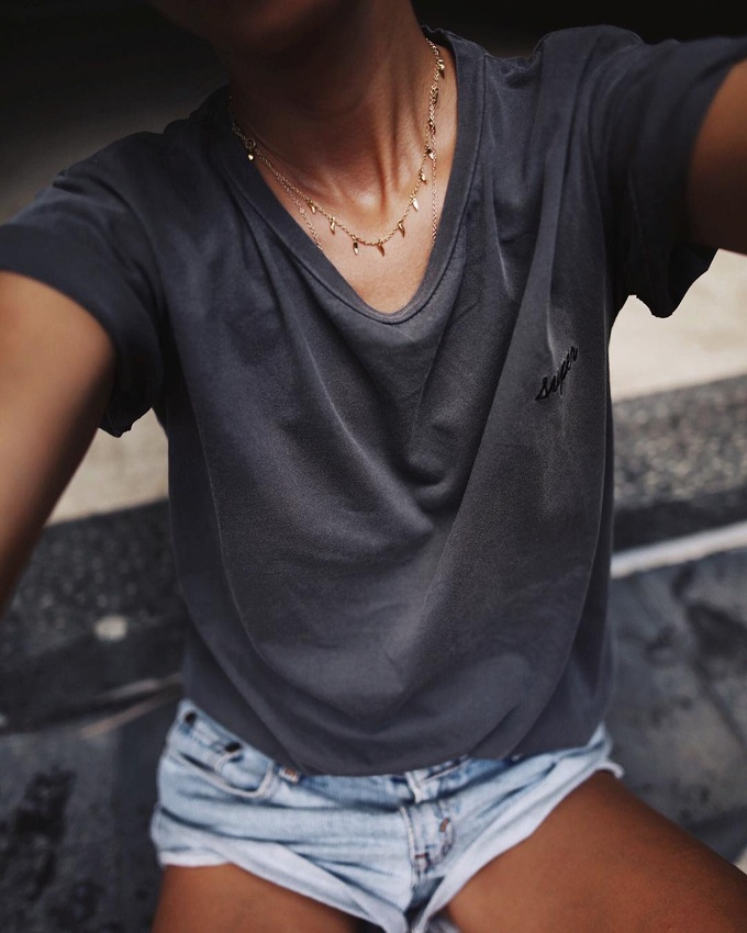 Tee-shirt loose + collier ultra fin = le bon mix