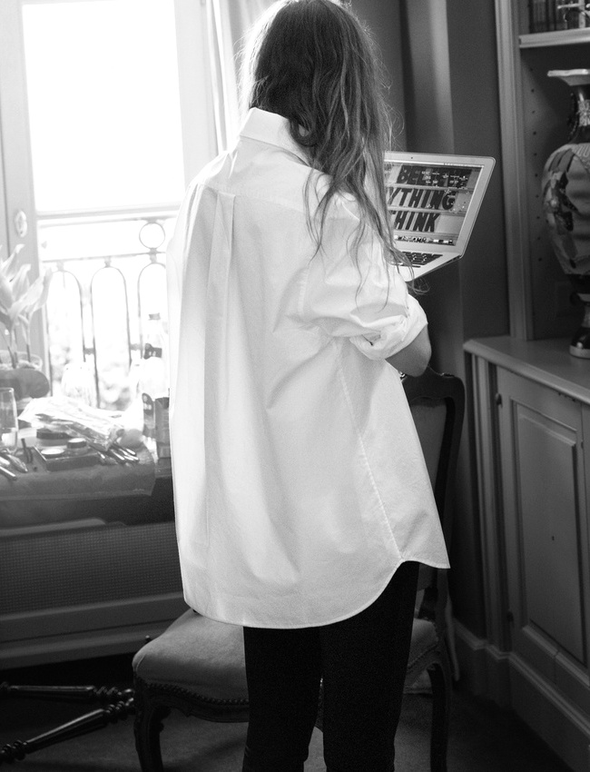 Slim noir + chemise blanche oversize = le bon mix