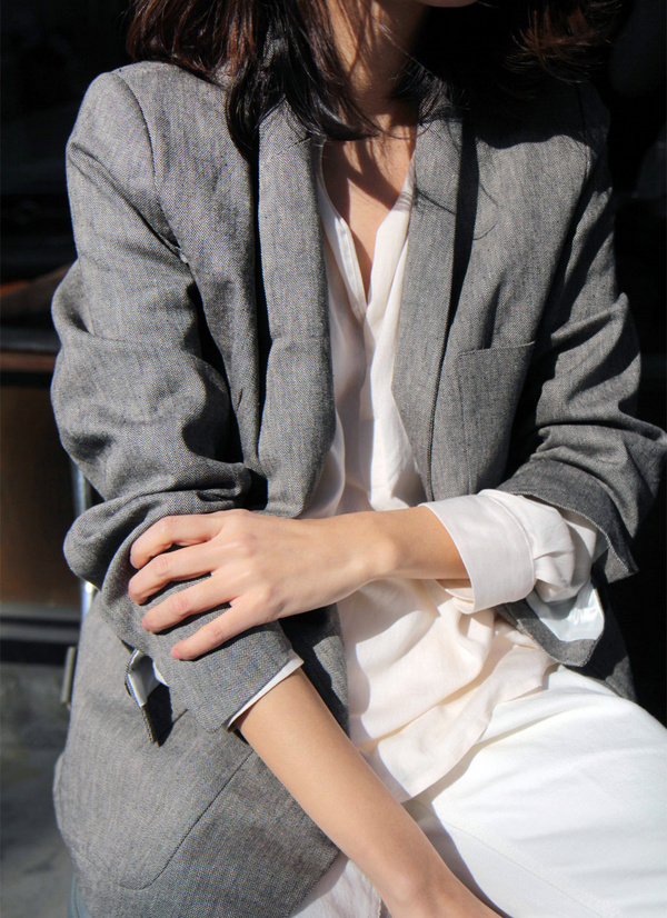 Rien de tel qu'un blazer gris un peu loose pour r�chauffer un total look blanc