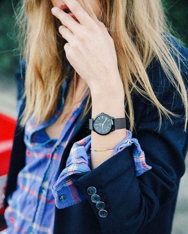 Blazer bleu marine + chemise � carreaux l�g�rement chiffonn�e = le bon mix