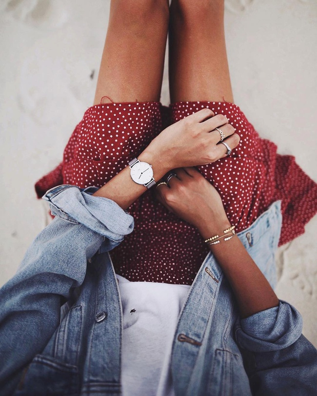 M�lant jupette � pois et veste en jean clair, ce look nineties a tout pour plaire !