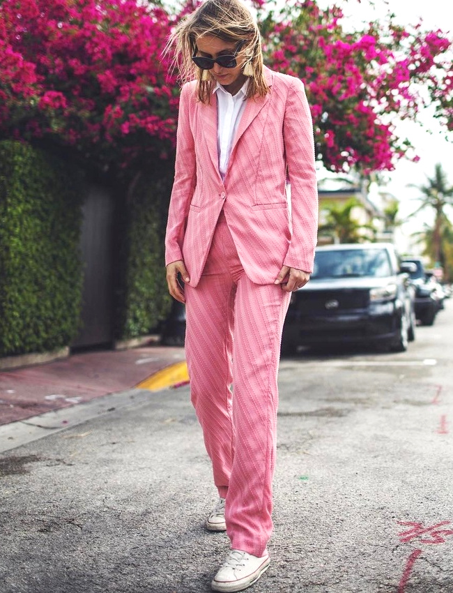 Le tailleur pantalon rose, ou comment conjuguer deux tendances majeures sur une m�me tenue