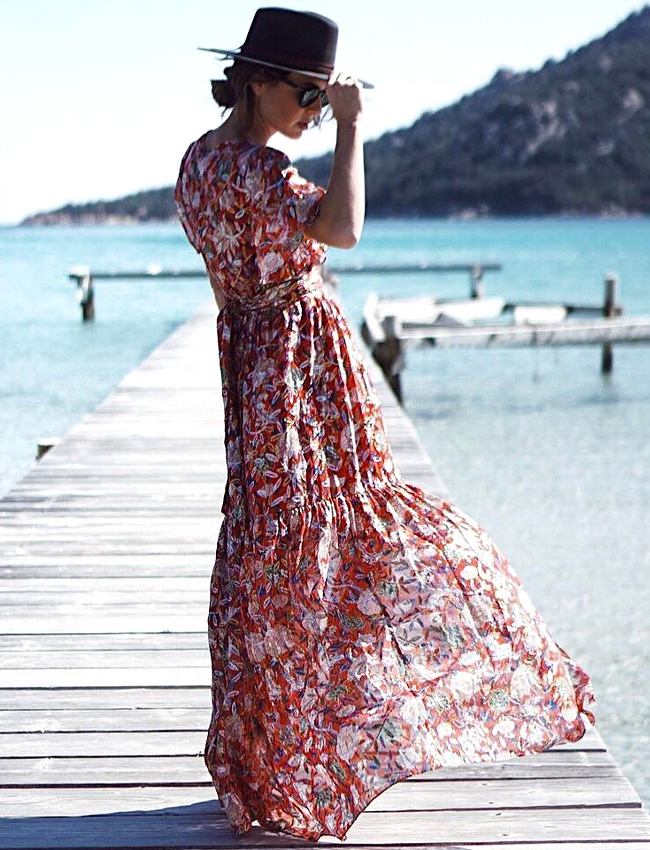 Pour accompagner une longue robe estivale, on pense fedora plut�t que capeline