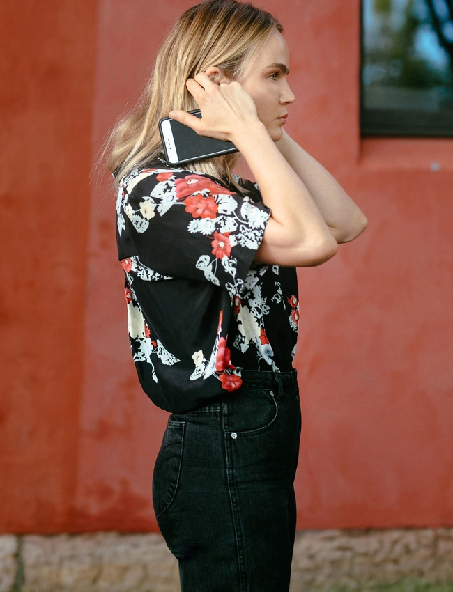 Jean taille haute noire + chemisette � imprim� fleuri sur fond noir = le bon mix