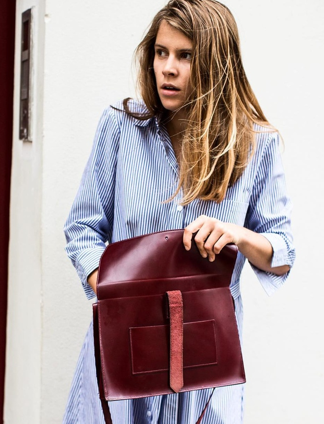 Robe chemise ray�e + sac en cuir bordeaux = le bon mix
