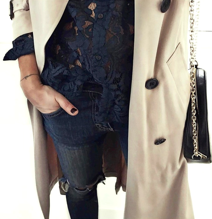 Plus subtil que le noir et moins premier degr� que le blanc, le bleu marine sied bien � la chemise en dentelle