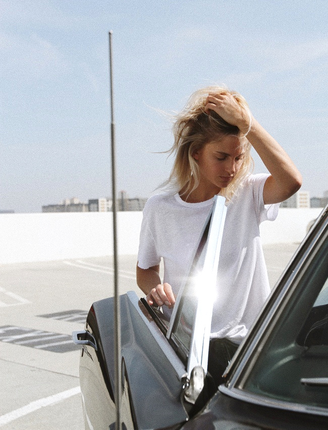 Mija Flatau a d�cid�ment le chic pour se d�nicher des tee-shirts plus que parfaits...