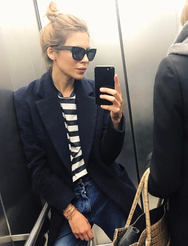 Rien de tel qu'une paire de lunettes noires pour rehausser le duo marini�re/pardessus bleu marine !