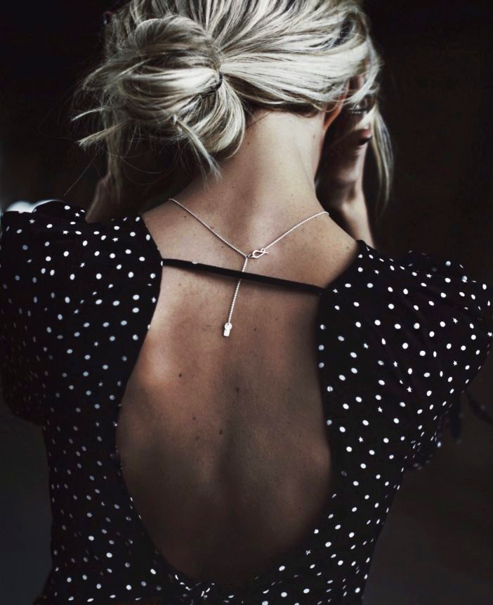 Entre semi-dos nu et petits pois blancs sur fond noir, cette robe printani�re a tout bon !