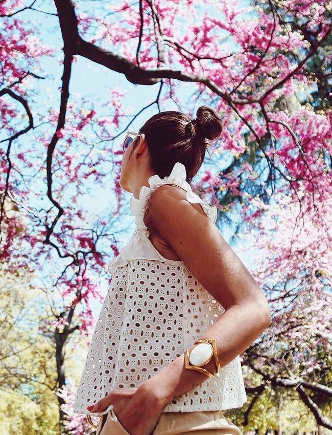 Top en broderie anglaise + bracelet manchette dor� = le bon mix