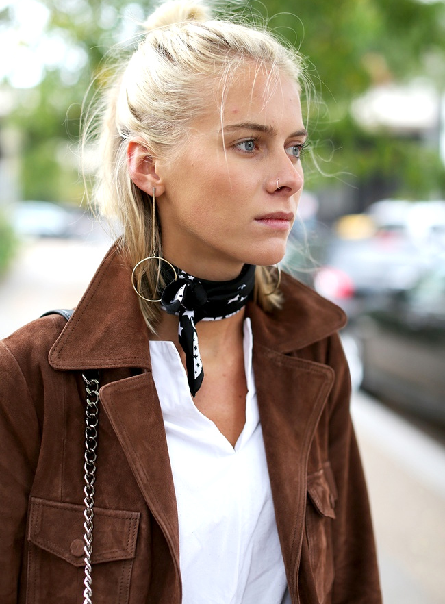 Ce printemps, on penser � r�chauffer nos tenues par une petit foulard nou� pr�s du cou