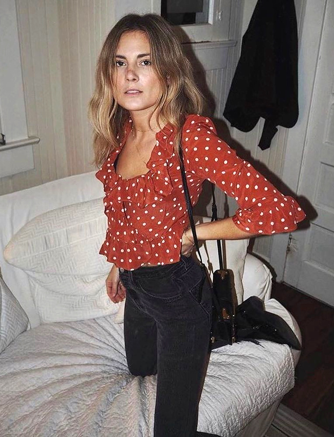 Blouse � pois rouges + slim noir + boots esprit santiags = le bon mix