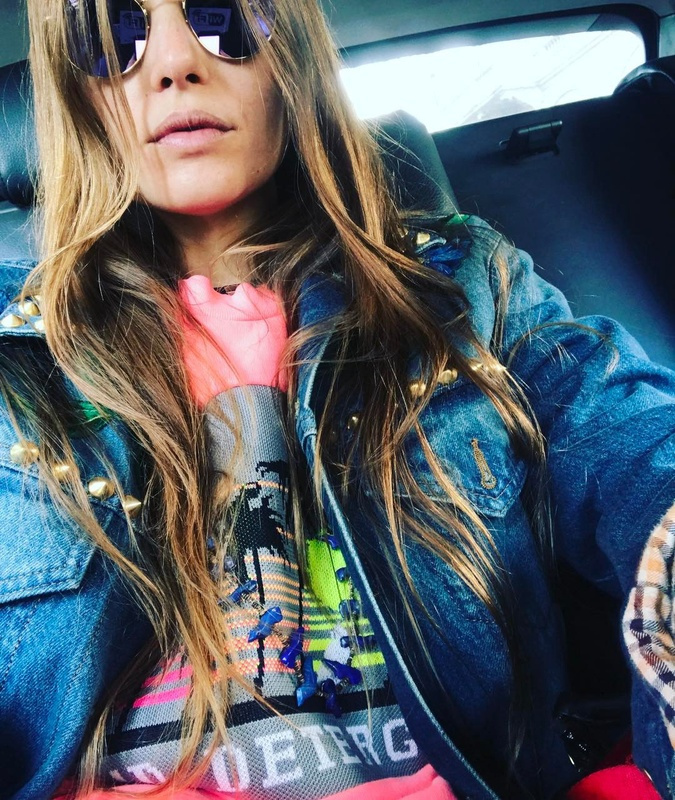 Veste en jean + tee-shirt funky = le bon mix