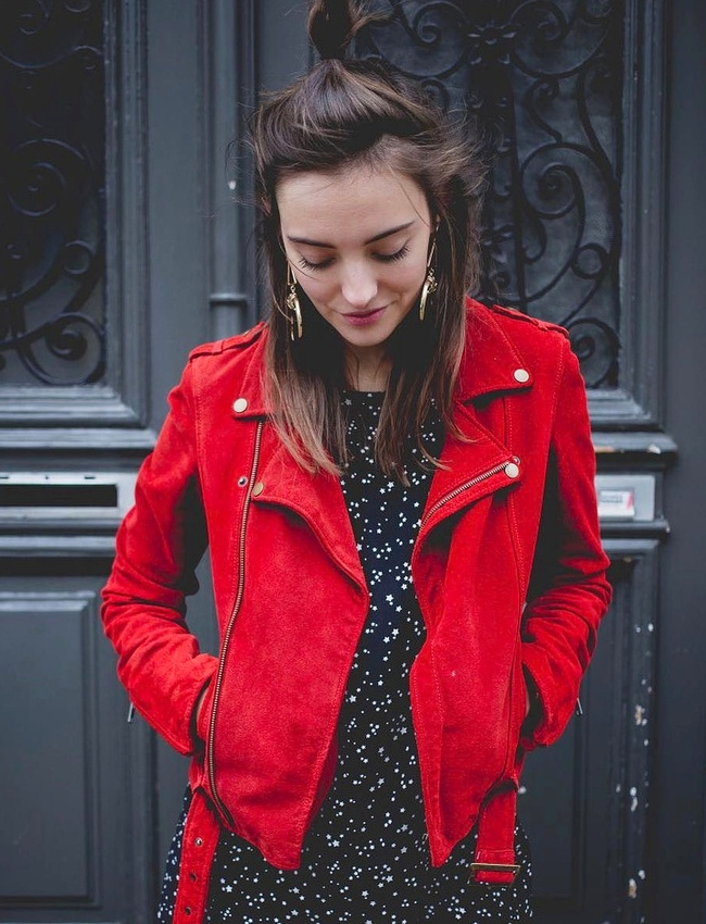 Perfecto en cuir rouge + petite robe fleurie sur fond noir = le bon mix