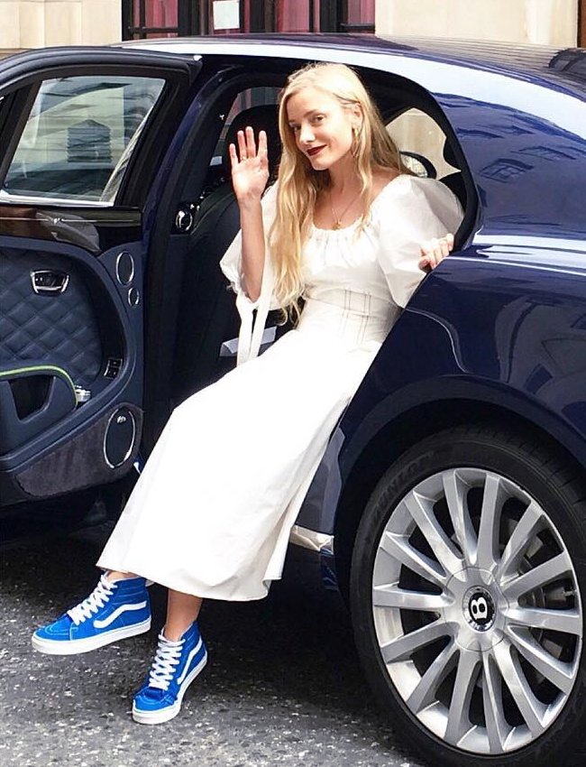 Cette saison, les robes de princesse se portent avec des Vans...