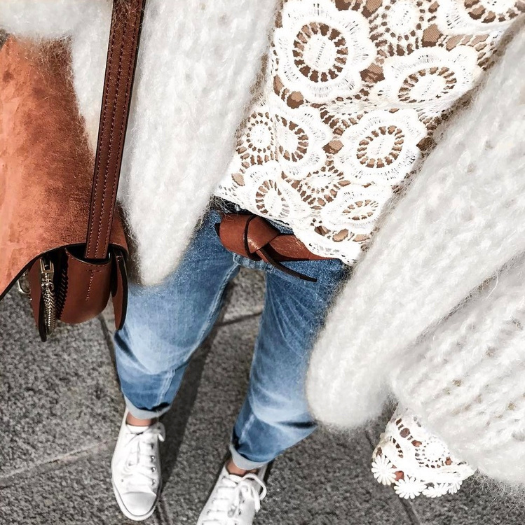 Oui � la rencontre entre dentelle et maille duveteuse !