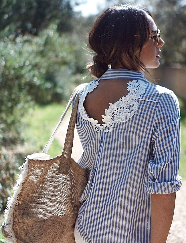 Avec ses rayures verticales bleues et son semi dos nu original, cette chemise a tout bon !