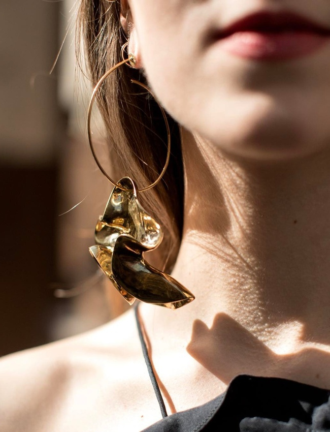 Plus que jamais, la mono boucle d'oreille se pense en mode XXL