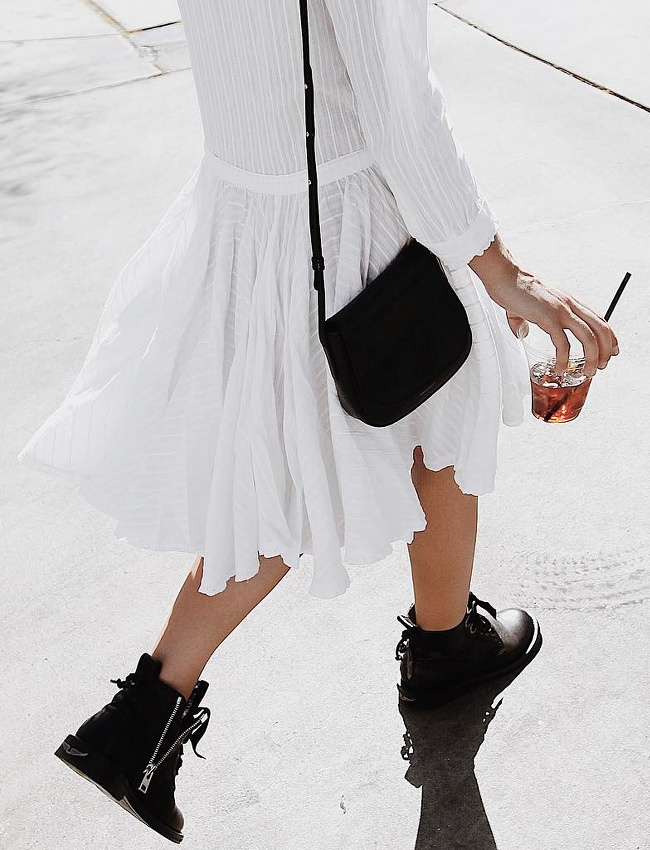 Rien de tel que des boots noires pour twister une petite robe blanche boh�me