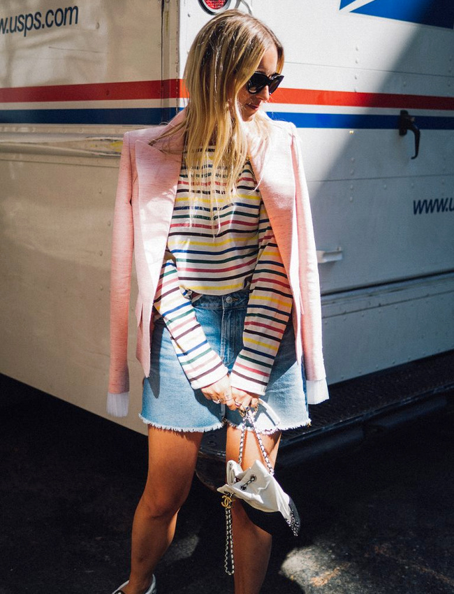Rien de tel qu'un blazer chic pour r�hausser le mix short en jean/tee-shirt ray� !