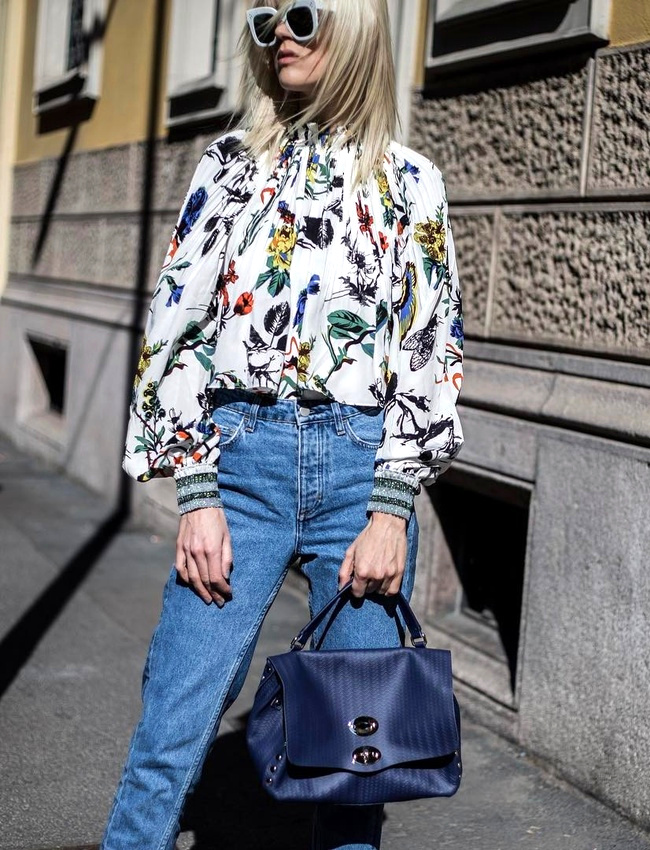 Port�e avec un jean, la blouse fleurie perd en mi�vrerie et gagne en twist casual