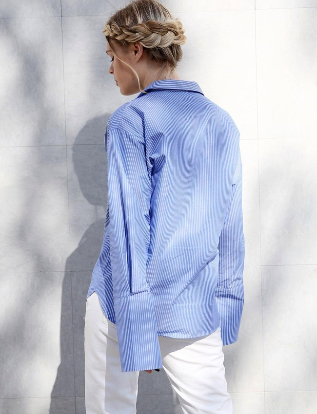 Plus le look se veut minimaliste, plus la coiffure peut se faire f�minine