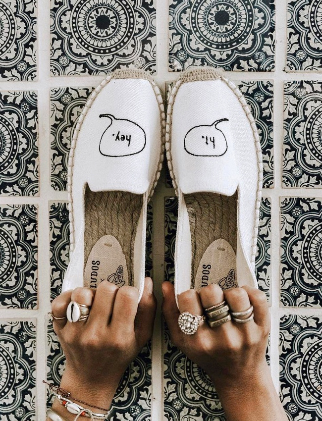 Rien de tel qu'une petite touche d'humour pour twister une paire d'espadrilles