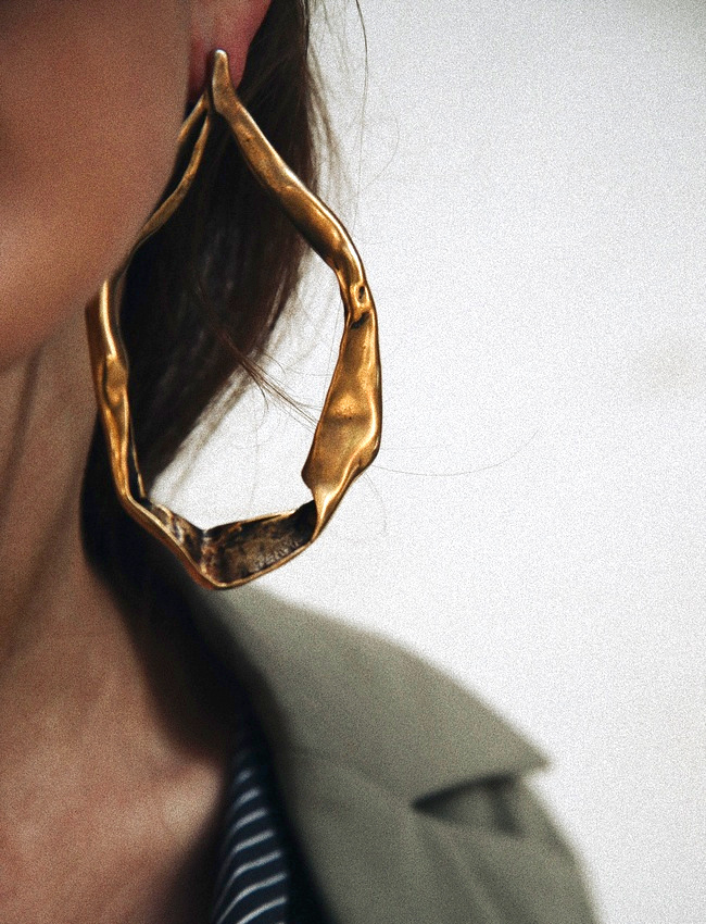 Oui aux maxi boucles d'oreilles aux allures d'oeuvres d'art !