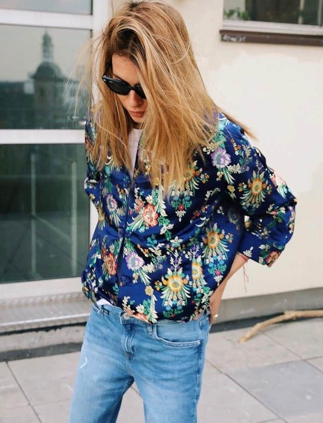 Associ�s � un jean et � un simple tee-shirt blanc, les imprim�s fleuris gagnent en impact