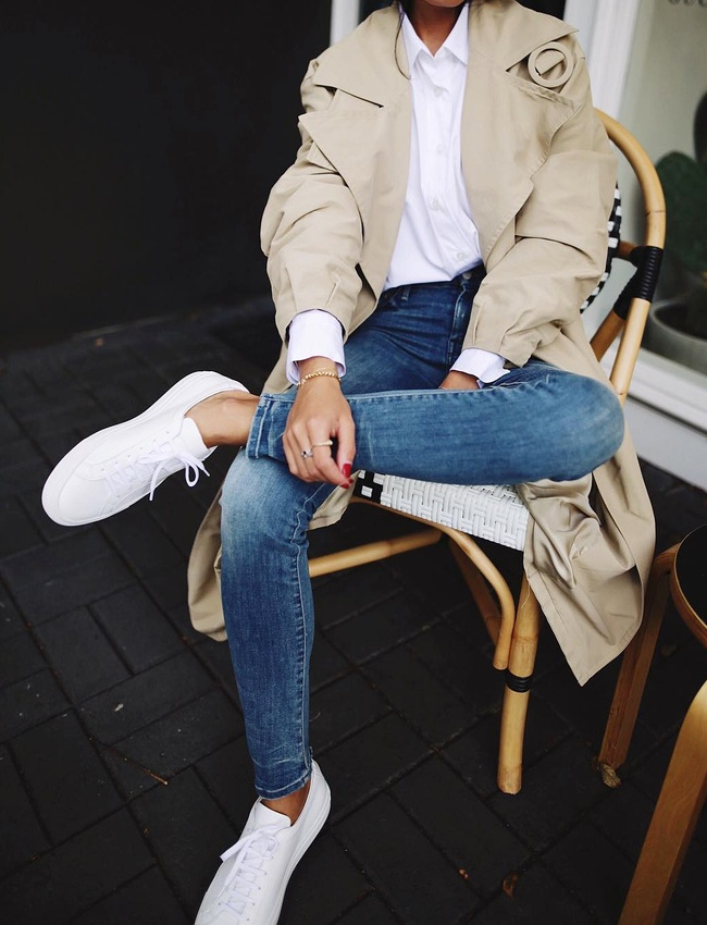 Baskets blanches + trench camel = le bon mix