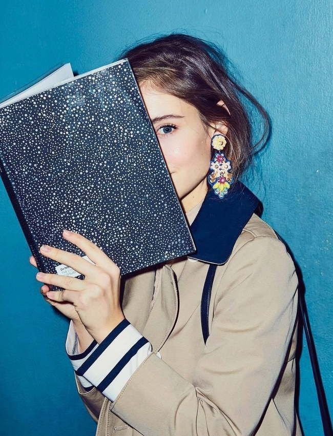 Toujours penser � associer une petite touche baroque � un look casual/classique...