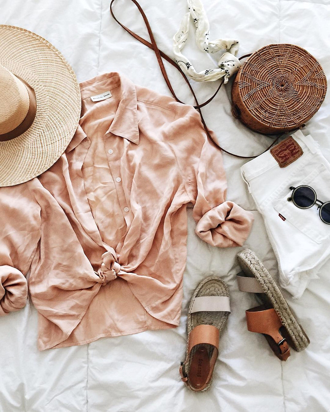 Chemise saumon light + short en jean blanc + touche d'osier = le bon mix