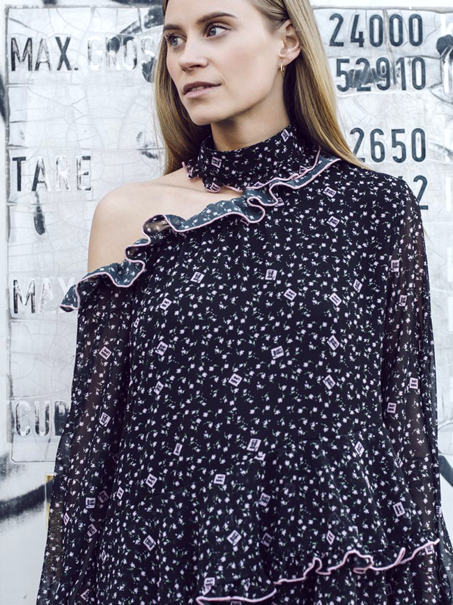 Rien de tel qu'une d�coupe inattendue pour sensualiser une robe ultra couvrante