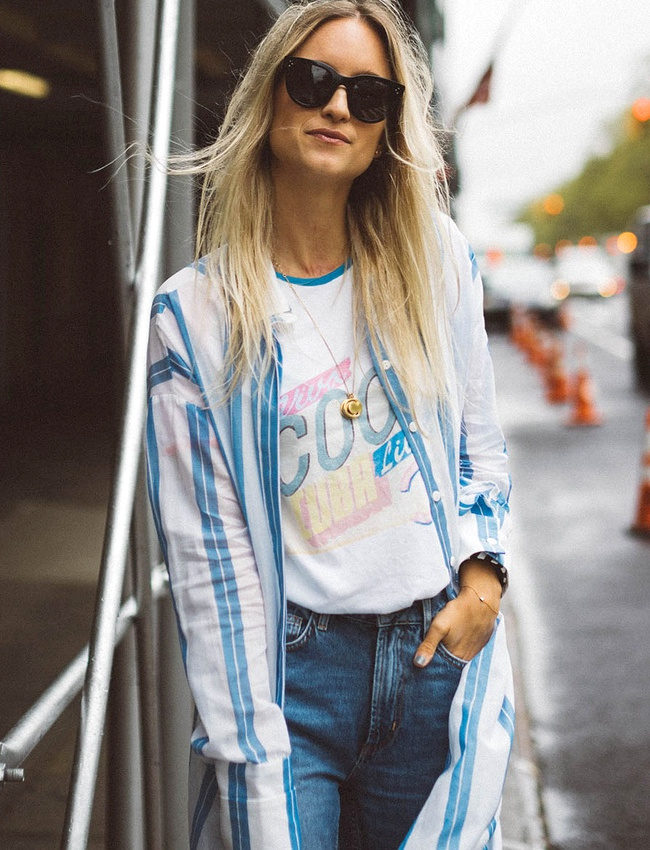 Apr�s �tre pass� 100 fois � la machine, le tee-shirt touristique gagne en fashion appeal