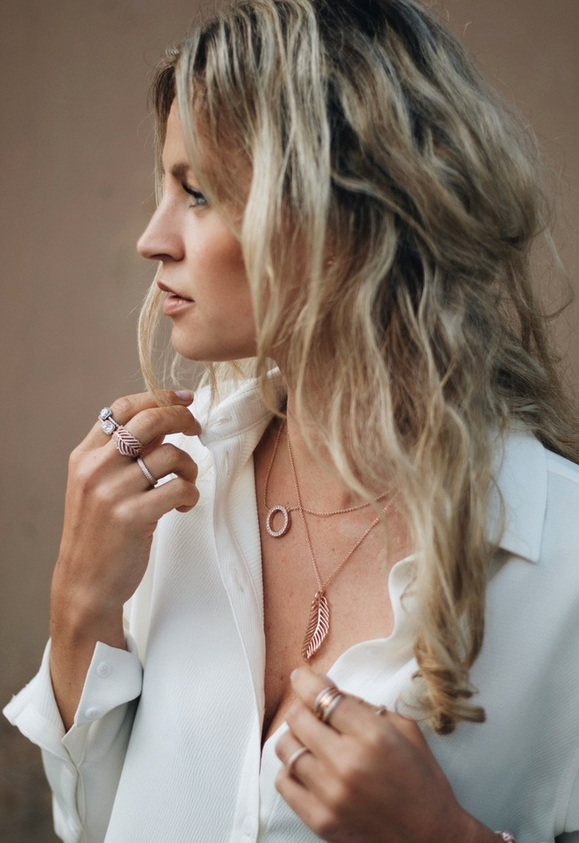 Une jolie chemise blanche et un effet coiff�-d�coiff� permettent souvent d'user et d'abuser des bijoux